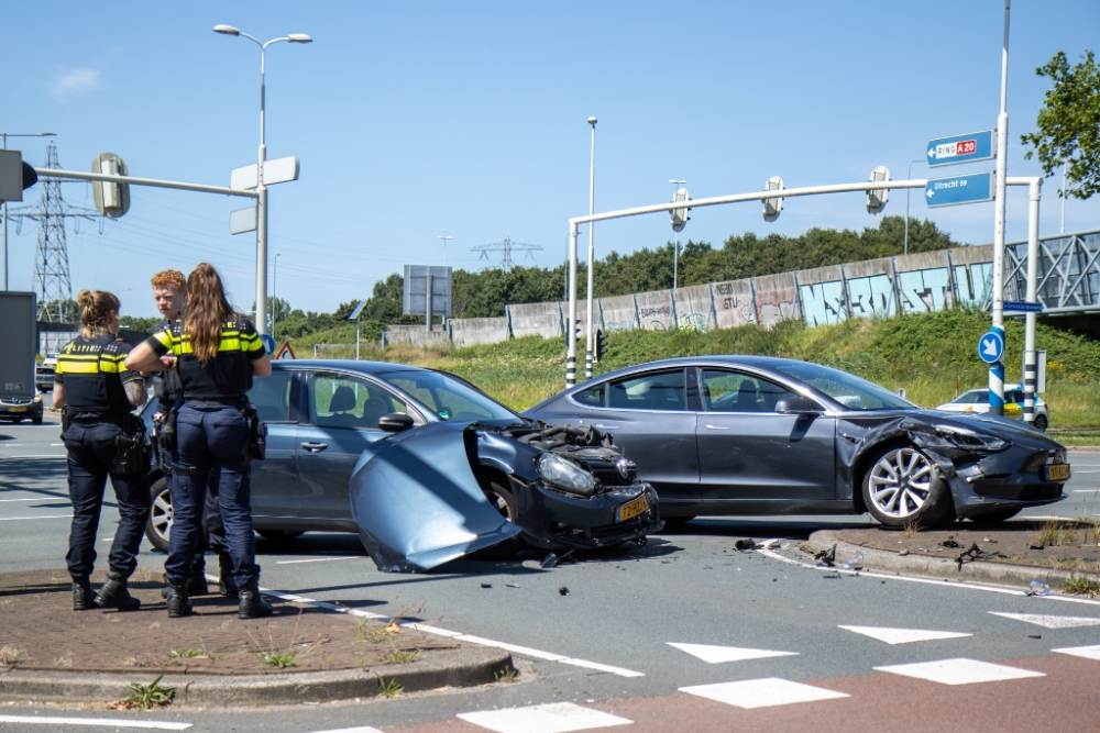 Twee auto's botsen in Schiedam, vrouw gewond