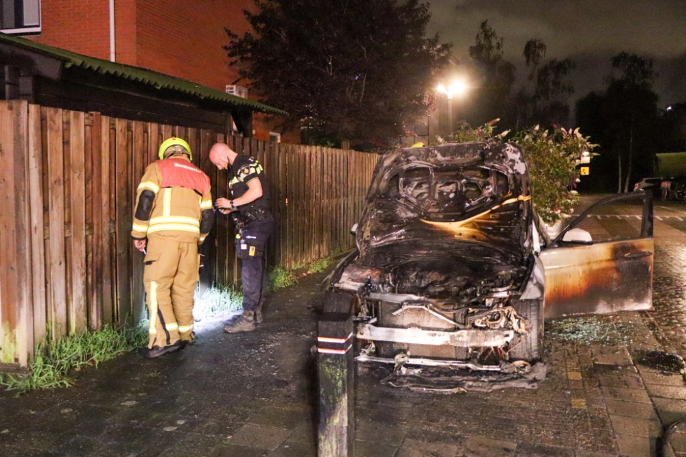 Voertuig in Vlaardingen volledig uitgebrand, politie vindt jerrycan