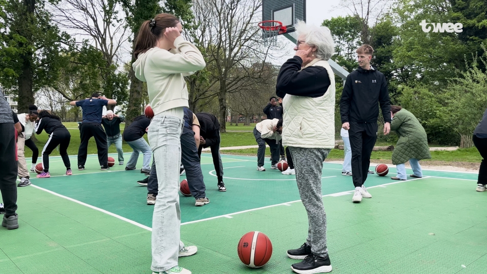 Opening Basketbalveld langs Maasboulevard: ‘Ben hier vanaf nu elke dag te vinden’