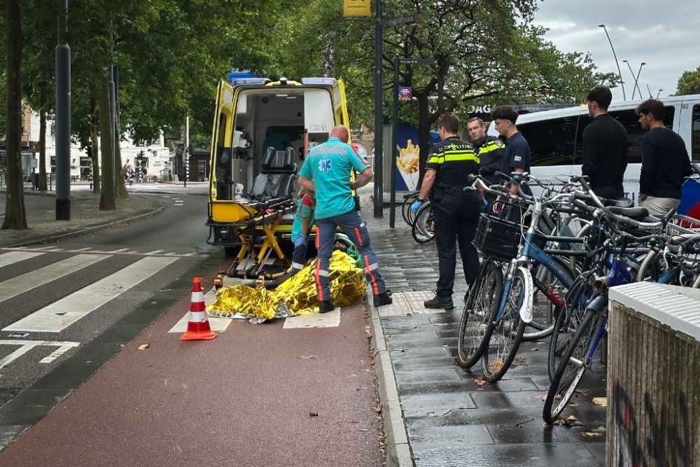 Maaltijdbezorger hard onderuit op natte Koemarkt