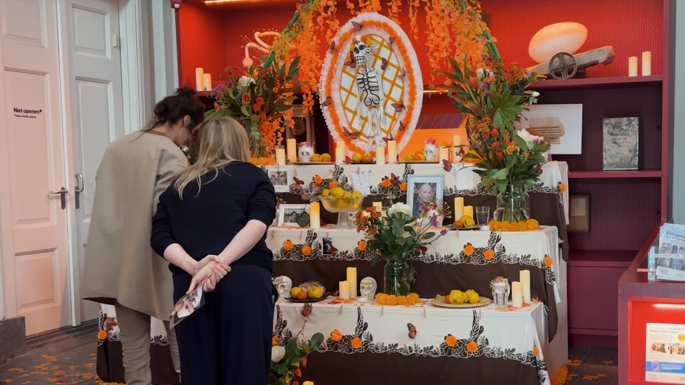 Altaar bij Stedelijk Museum: ‘We hebben allemaal zo’n verlies in ons hart’