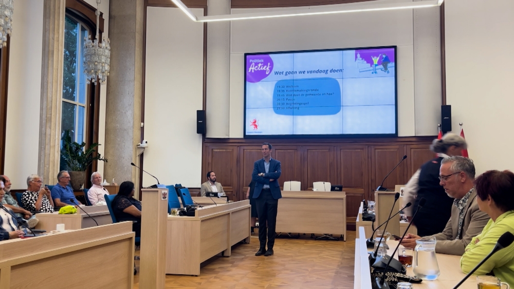 Griffier Iroy Konings vertrekt onder luid applaus bij Vlaardingse raad