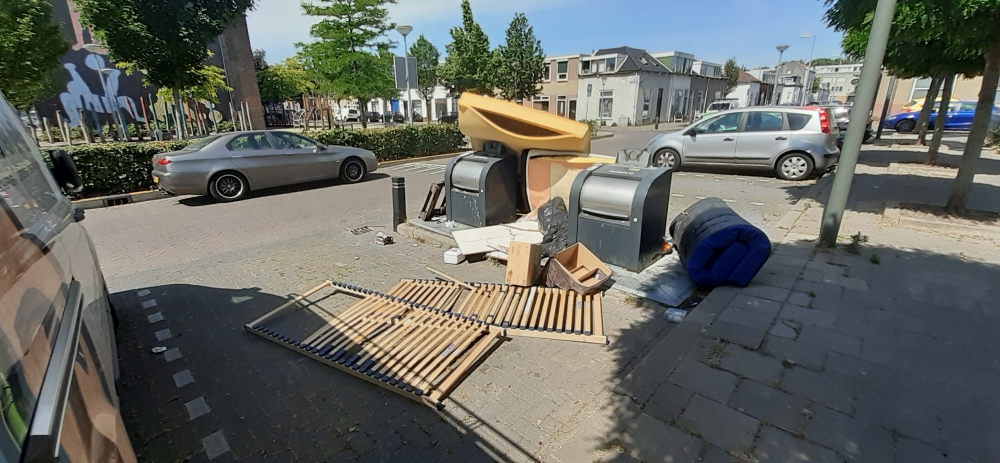 'Niet alleen de wethouder is teleurgesteld over het vuil bij de containers, dat zijn de bewoners ook'