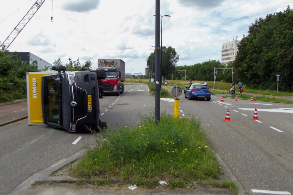 Bezorgbus belandt op z'n kant na aanrijding