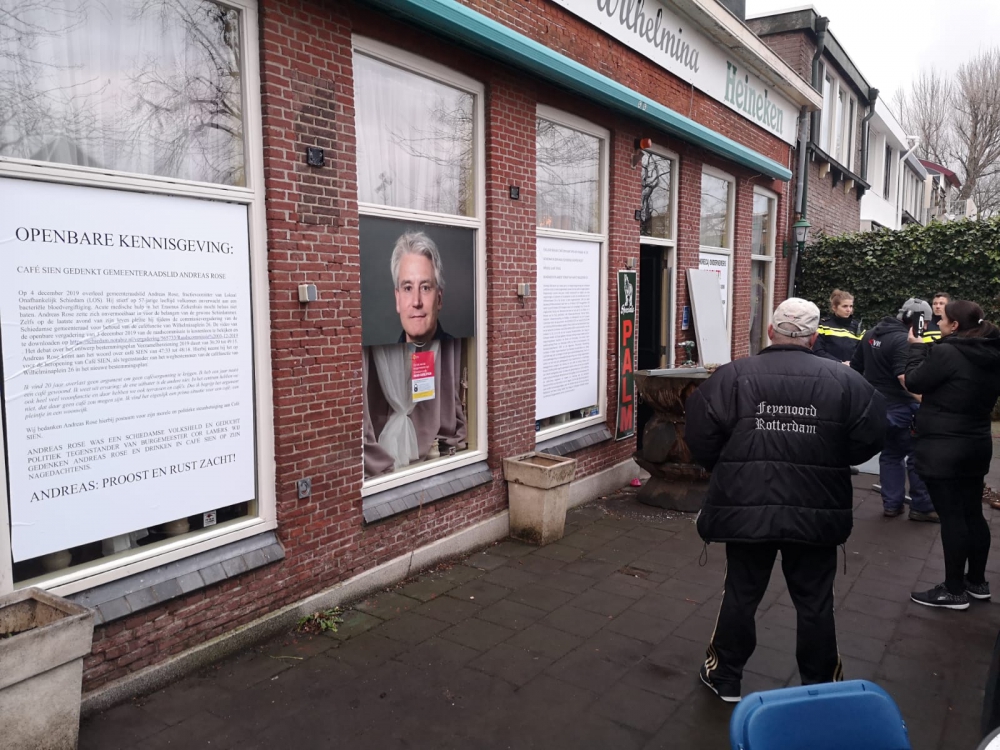 Burgemeester Lamers: 'Café Sien kan vandaag niet open. Er lopen procedures tegen het café.'