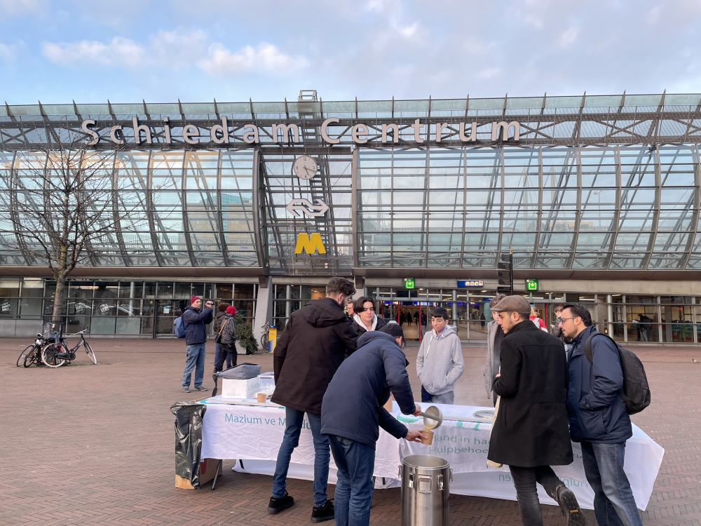 Zaferjongeren houden 'soep-project' bij station Schiedam Centrum