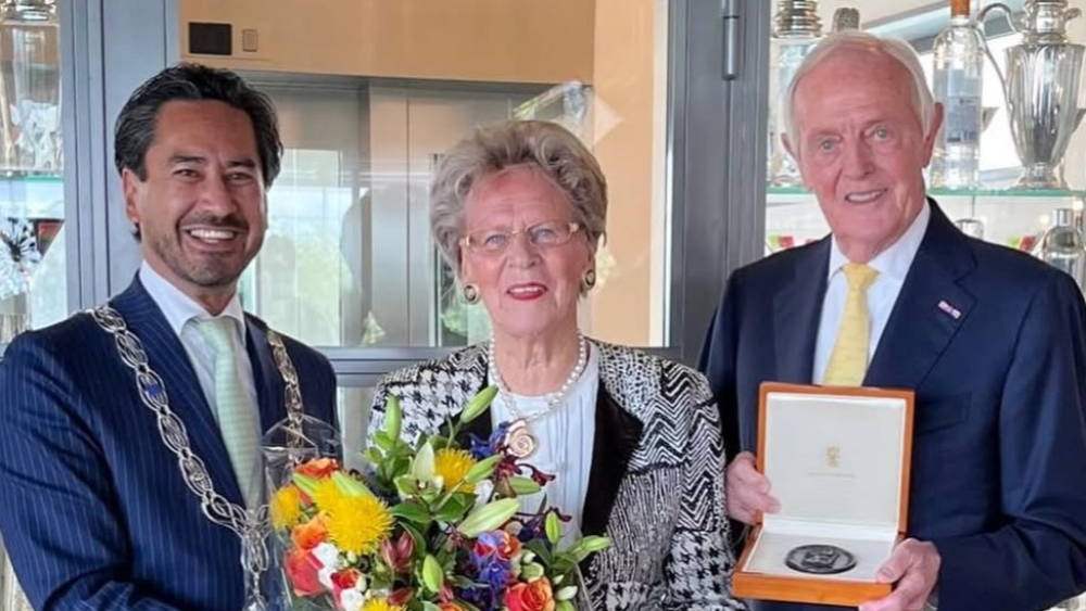 Carel Nolet krijgt hoogste gemeentelijke onderscheiding van burgemeester