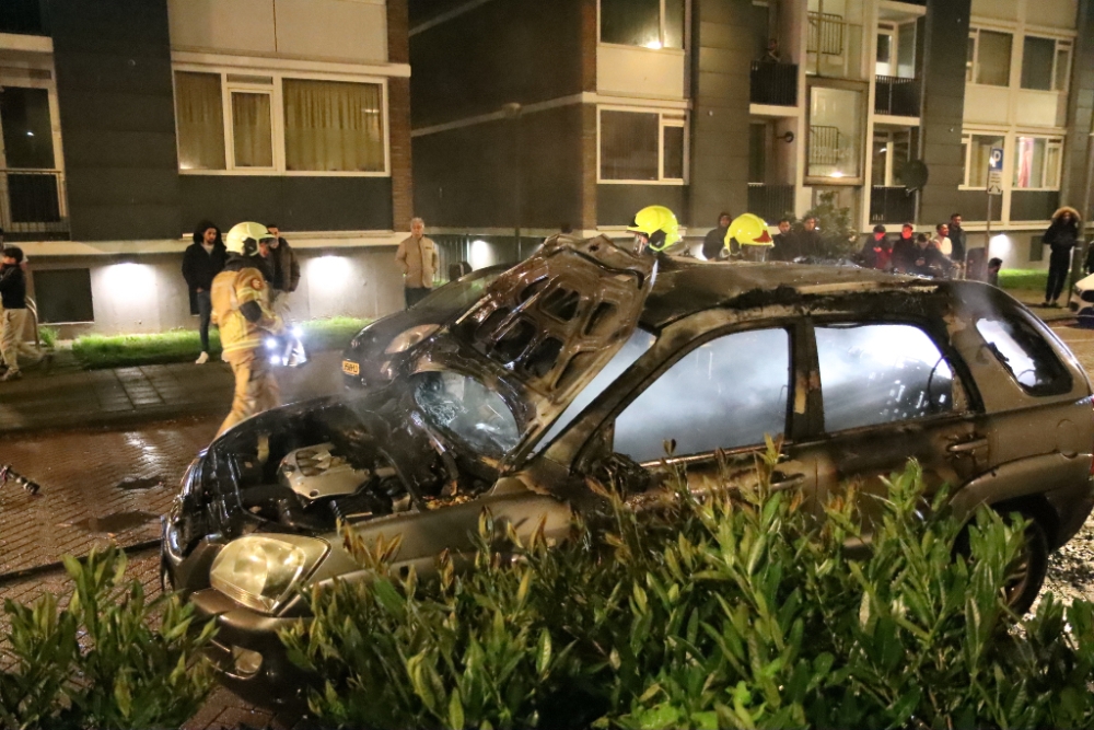 Auto brandt volledig uit in Nieuwland, brandstichting niet uitgesloten