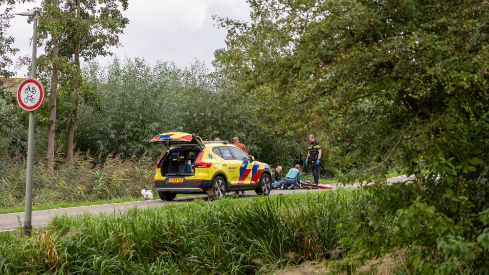 Hondenuitlater slaat alarm na aantreffen bewusteloze man op de weg